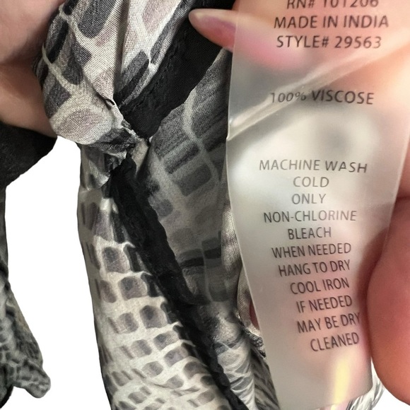 Soft Surroundings Elegant Boho Blouse Size Small Animal‎ Print Paisley Black Red - Picture 7 of 7